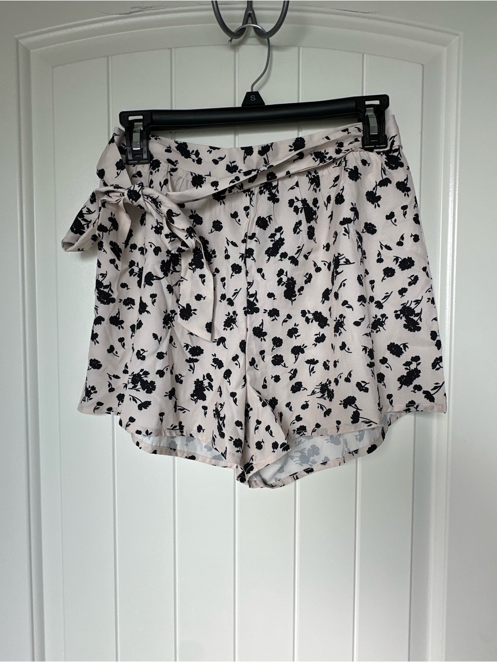 SHEIN Beige Floral Tie-Waist High Waist Shorts
